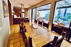 Urban Hacienda downtown, tranquil, spacious, jacuzzi